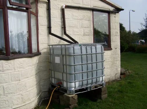 Еврокуб на даче. Установить кубу. Установить кубу. Еврокуб капельный полив. Сбор дождевой воды в еврокуб.