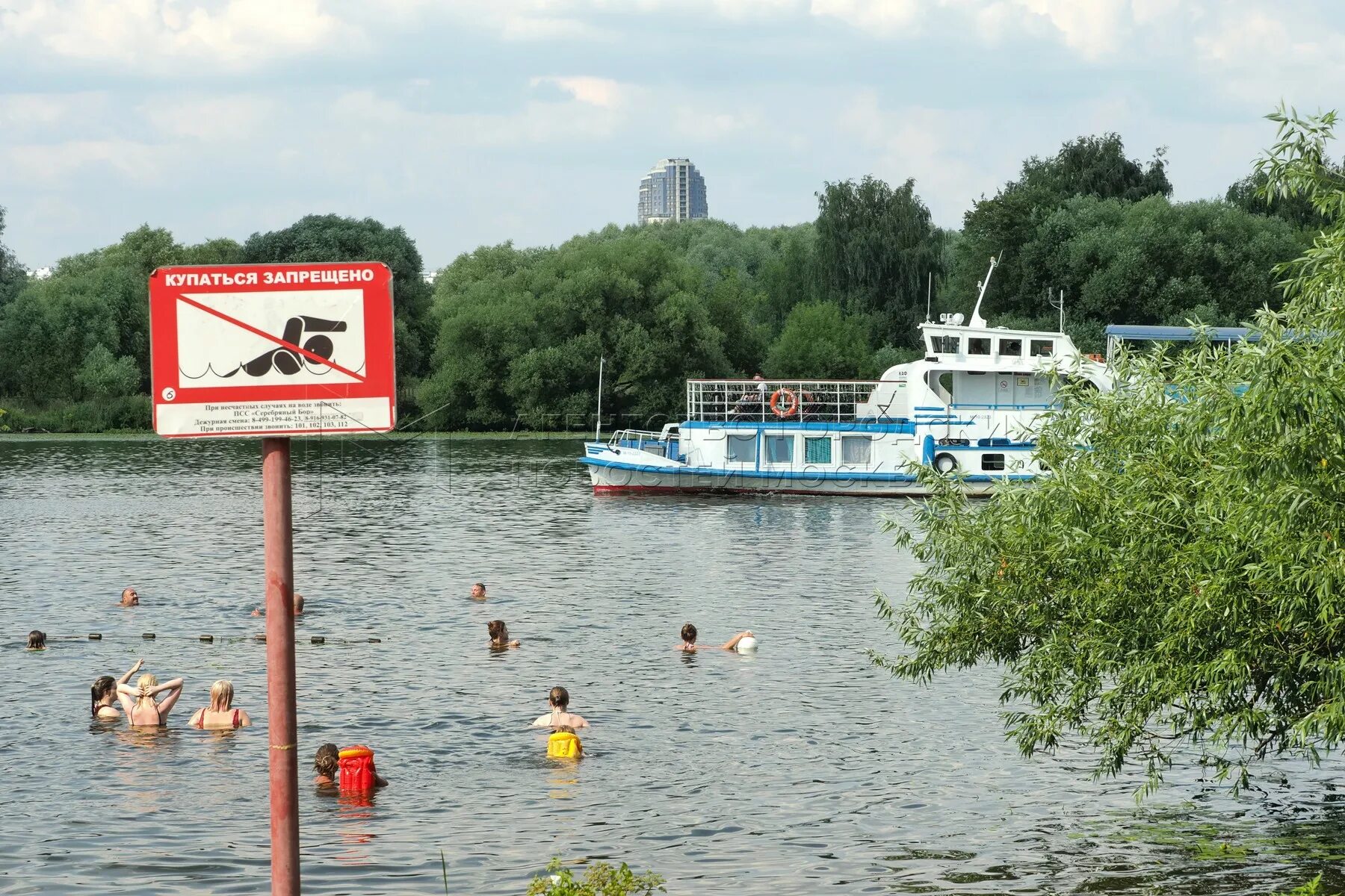 Почему нельзя купаться в озерах. Тропарево озеро. Озеро Тропарево в Москве. Пляж в Тропарево 2022. Москва река купаться нельзя.