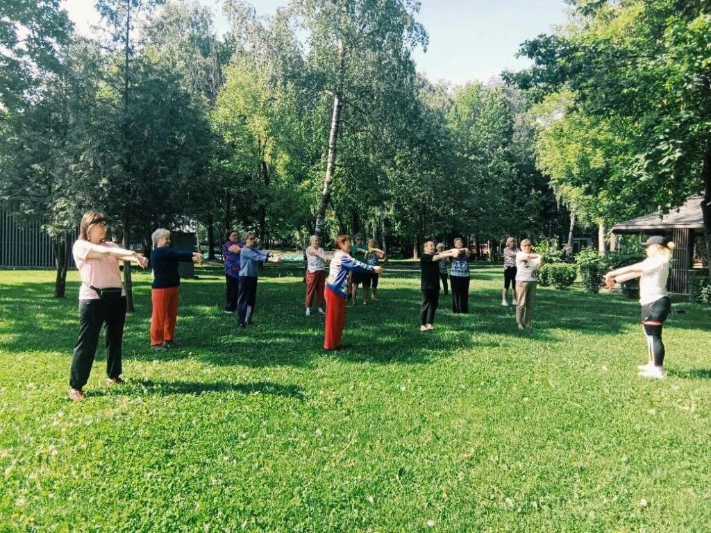 Парк долголетия. Занятия на свежем воздухе. Спорт на свежем воздухе. Занятия в парке. Зарядка в парке.