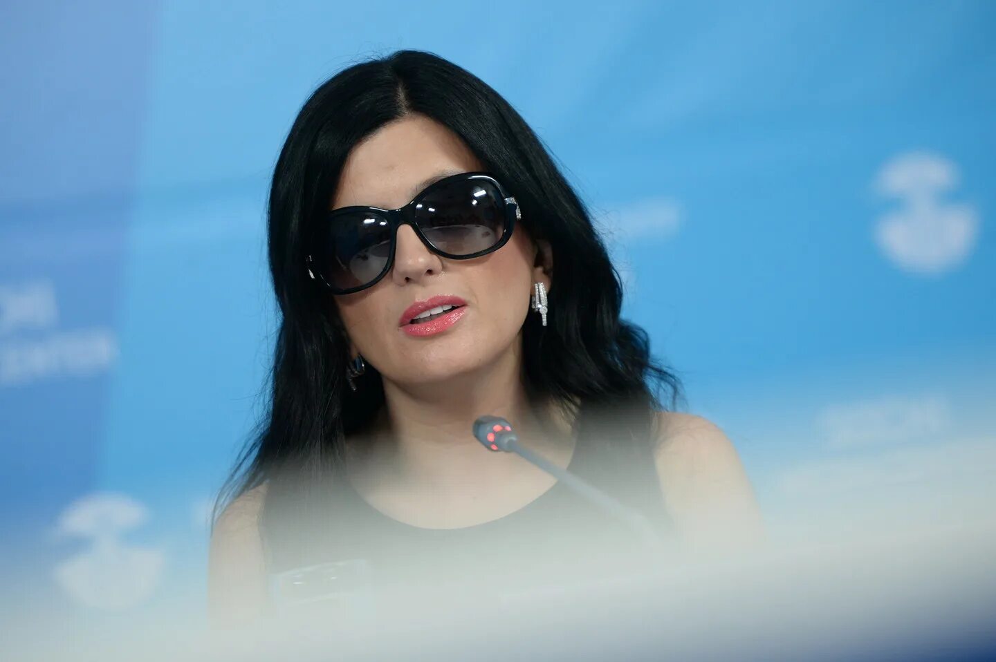 Певица слепая гурцкая. Диана гурцкая 2023. 1978 — диана гурцкая, эстрадная певица, заслуженная артистка россии. Диана гурцкая. Диана гурцкая.