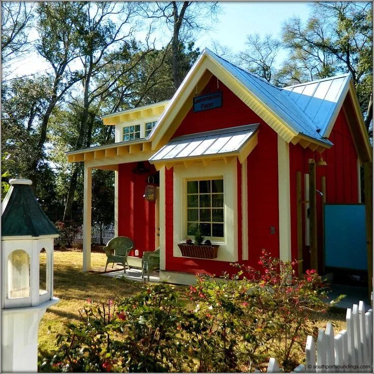 Домики красного цвета. Тини Хаус красный. Красный домик. Красный дачный домик. Садовый домик с красной крышей.