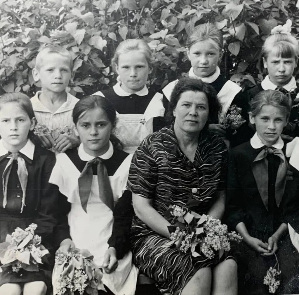 Школа года фотография. Люлин первая учительница. Еманжелинск 90-е. Школа в Большевысоково раньше. Старые фото школьников 16 лет.