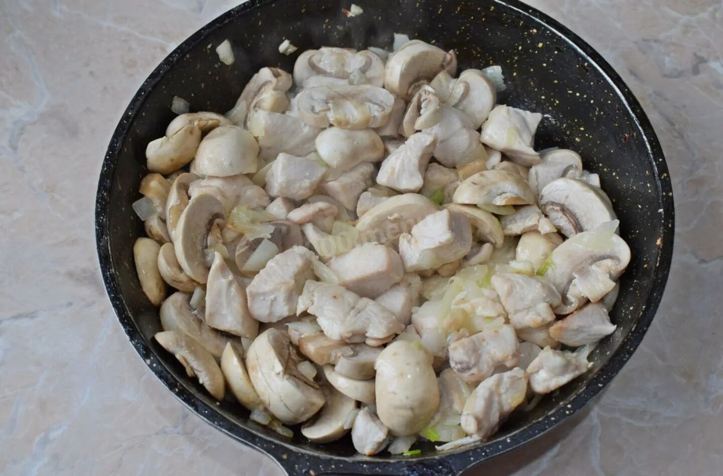 Шампиньоны с курицей на сковороде с луком. Шампиньоны с курицей на сковороде с луком. Шампиньоны с курицей на сковороде с луком. Припускание шампиньонов. Филе индейки с шампиньонами.