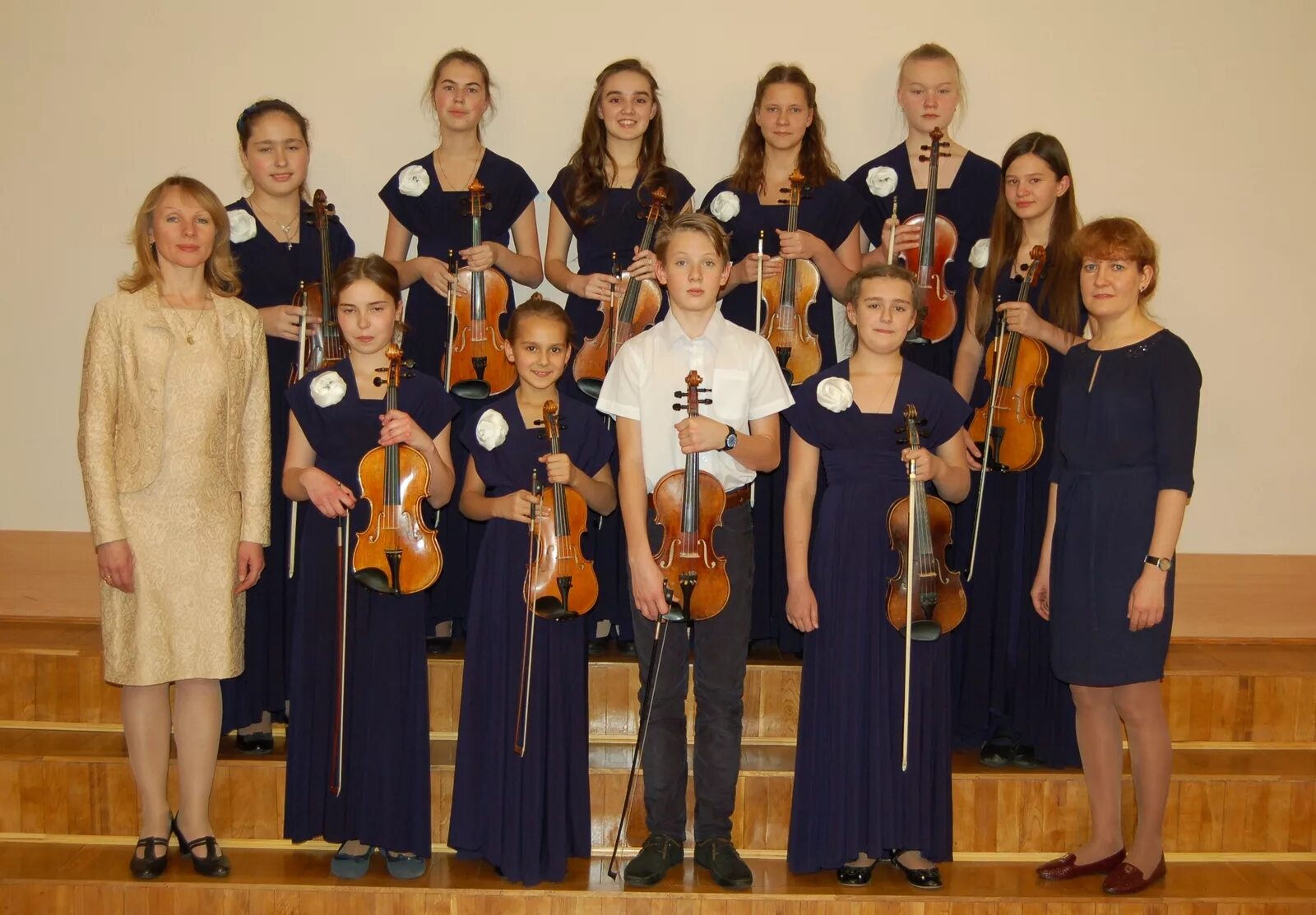 Скрипочный ансамбль. Детский музыкальный ансамбль. Костюмы для ансамбля скрипачей. Ансамбли дмш. Детский ансамбль скрипачей.