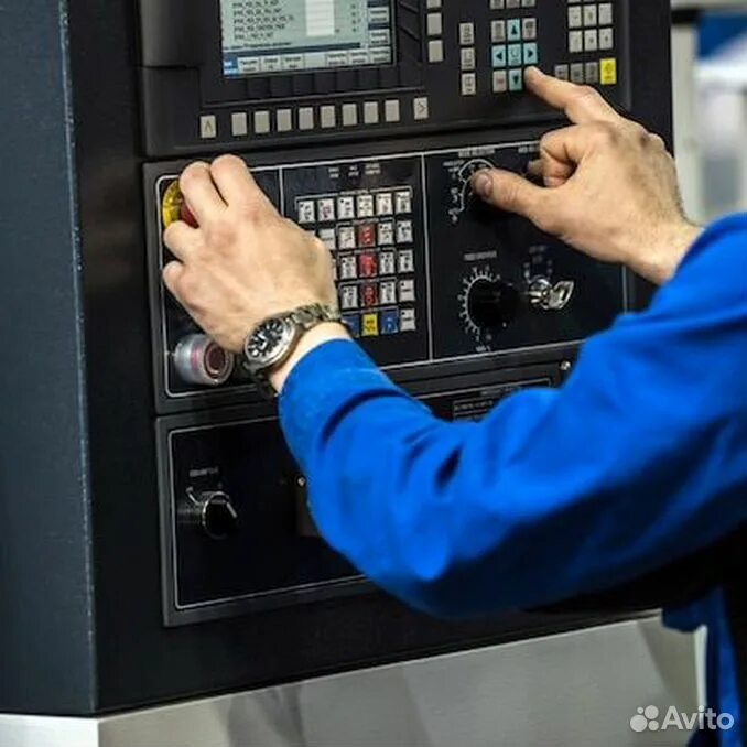 Работа оператором станков чпу без опыта. Оператор станка чпу. наладчик станков с чпу. пульт оператора станка с чпу. оператор фрезерного станка.