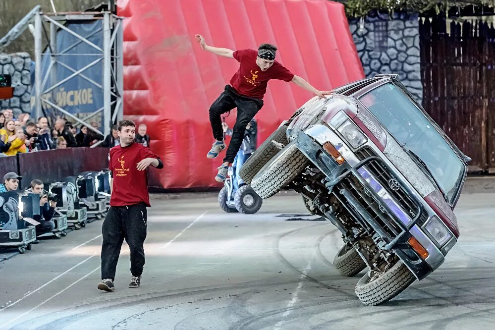 Стант машина. Каскадер на машине. Автомобиль на вертикальной стене. Трюки на машинах. Крутые трюки на машинах.