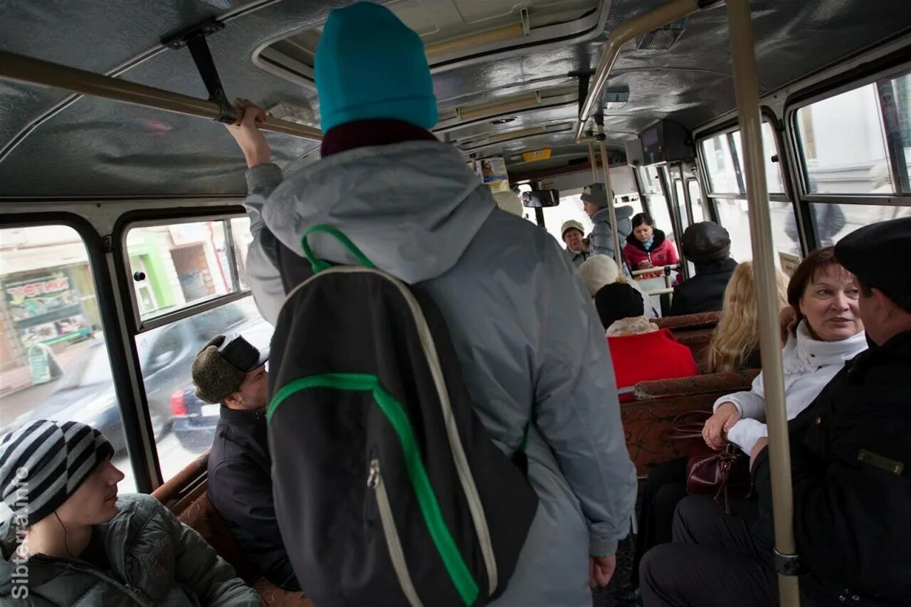 Люди в автобусе. Автобус. Еду в автобусе. Рюкзак в общественном транспорте.