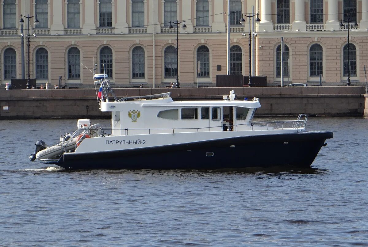 Катер водной полиции. Патрульный катер м14. Полиция на водном транспорте. Полицейский катер. Катер китенок санкт петербург.