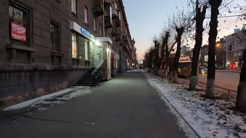 По среди улицы