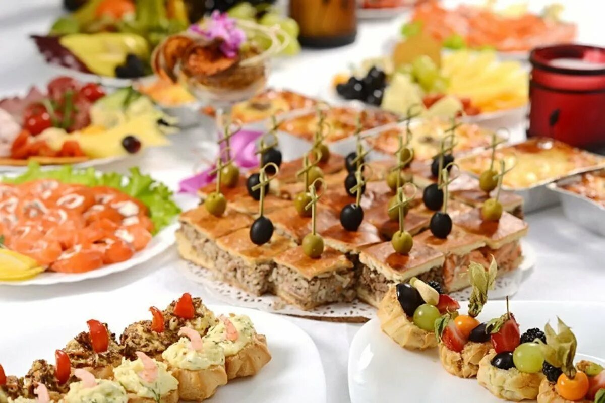 новогоднее украшение фуршетного стола. стол фуршет на новый год. новогодний фуршетный стол. новогодний фуршет меню. фуршетное меню на новый год.