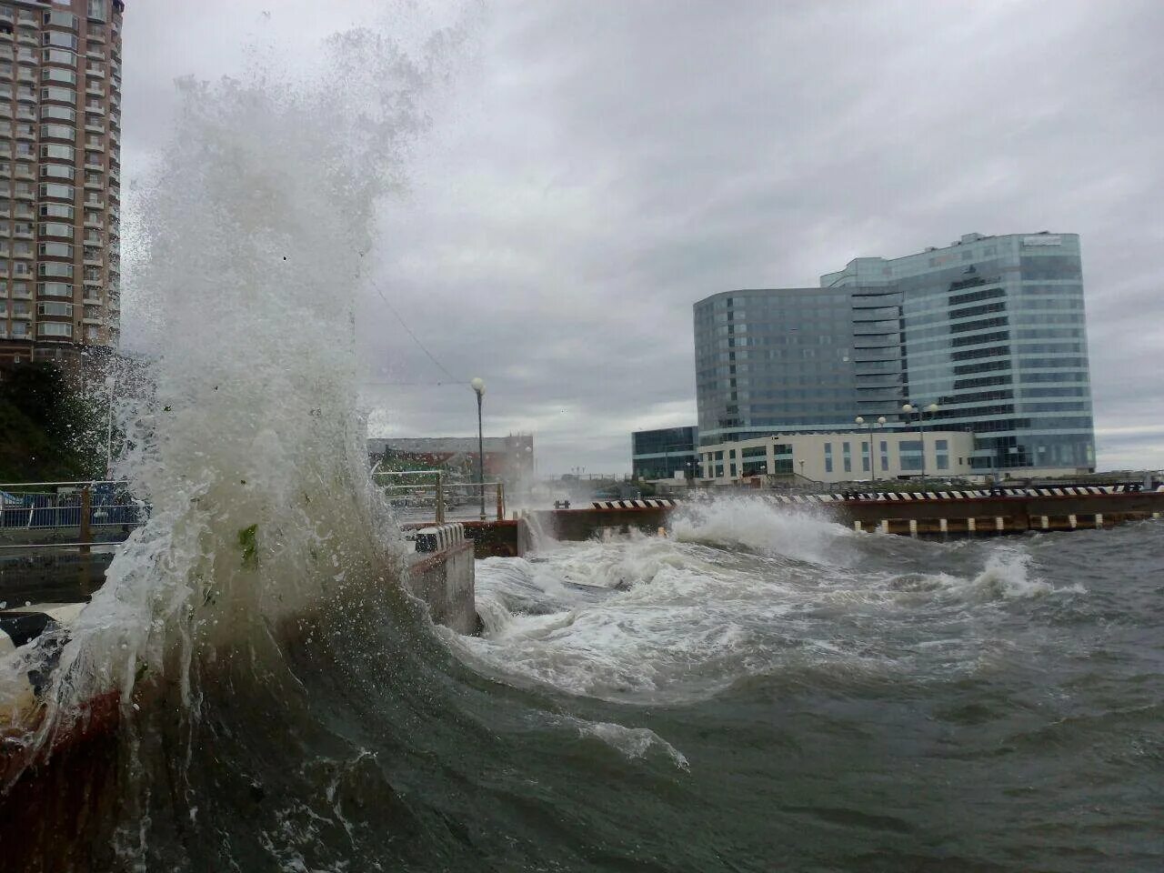 Дожди на дальнем востоке. Тайфун майсак во владивостоке. тайфун майсак 2025. тайфун во владивостоке 2025. приморский край ураган 2025.