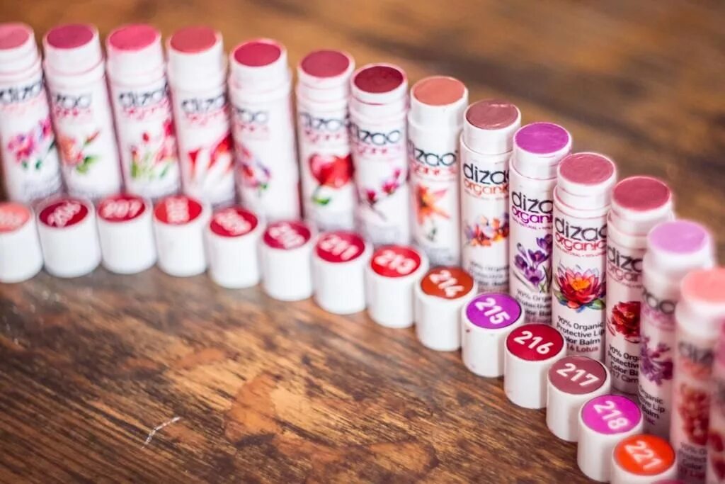 Бальзам для губ корейский панда. Glossy lip balm. Color lip balm бьюти бомб. Eos jusi peach stick. Бальзам для губ оттеночный корейская косметика.