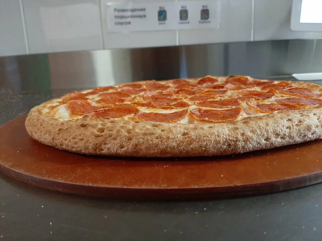 Додо пицца аксай мира 1а. Большой кусок пиццы. Додо пицца аксай. А где фиксики пицца додо. Пицца на багете.