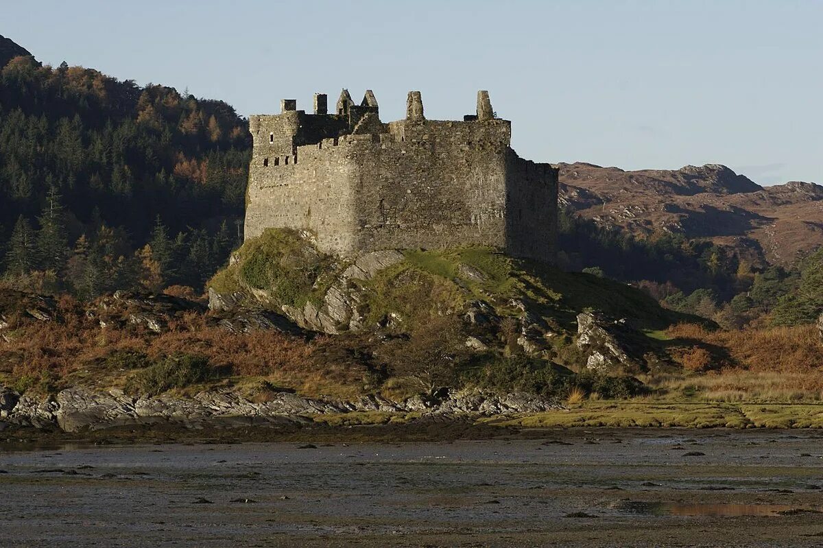 Secret castle. Замок Тиорам Шотландия. Крепость Тайного источника. Highland Castle одежда. Тиор фото.