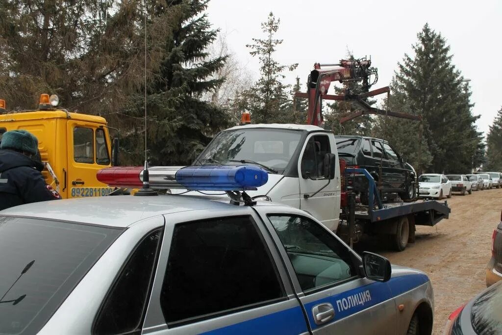 Погода в бугуруслане по часам. Аварии город Бугуруслан. Эвакуатор машины ГИБДД Татарстан. Штрафстоянка Оренбург. Приставы эвакуировали автомобиль.