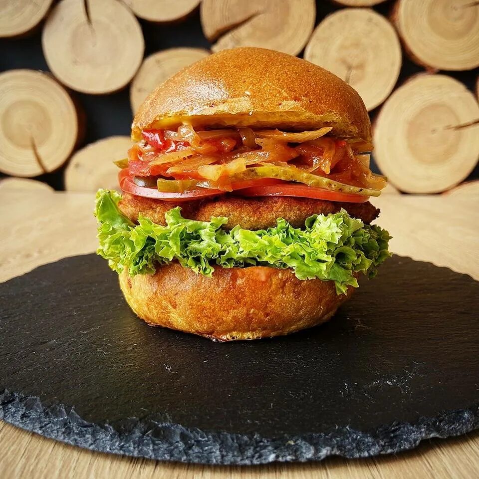 Санкт-петербург проспект энгельса 47 first house burger. Макси бургер. Бургеры в виде сердца. Бургер с черной булкой. Большие бургеры в нижнем новгороде.