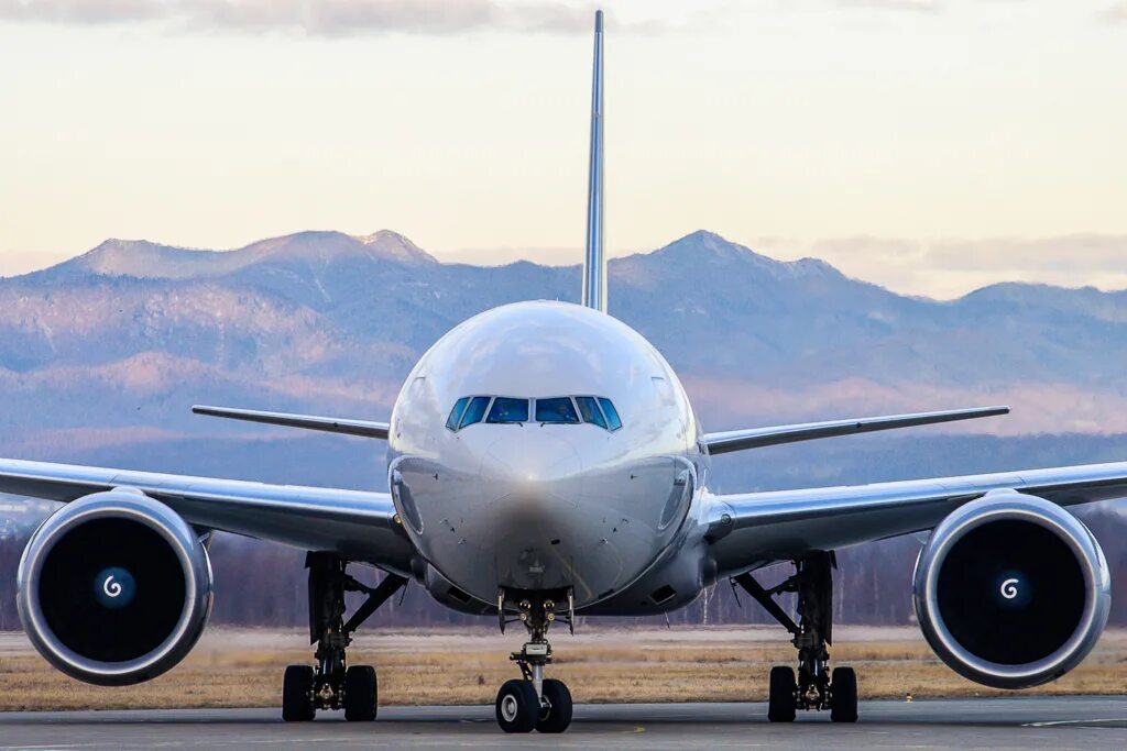 Southwind boeing 777. Самолет Боинг 777. Боинг 737 спереди. Боинг 777 и Суперджет. Боинг 777 Аэрофлот.