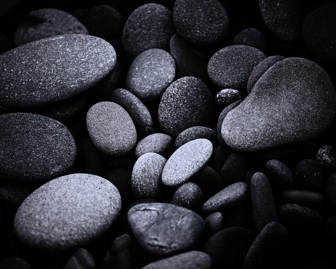 Черные камни галька. Черные камушки. Черные морские камни. Onyx камень chernii. Черный камешек.