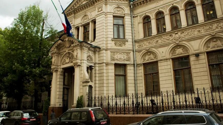 Консульство италии адрес. Генеральное консульство италии в москве. Театральная площадь 10 консульство италии. Посольство италии в челябинске. Посольство италии в екатеринбурге.
