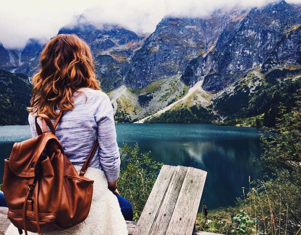 Фотосессия в горах. Девушка в горах. Рыжая девушка в горах. Девушка путешествует. Что путешествует по свету оставаясь в углу