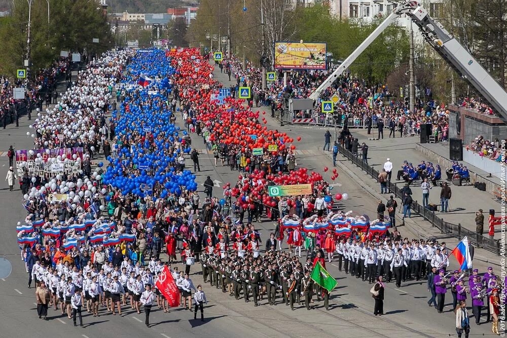 Сколько человек в нижнем тагиле. Бессмертный полк Нижний Тагил. Парад Победы в Нижнем Тагиле. Парад 9 мая Нижний Тагил. Нижний Тагил люди.