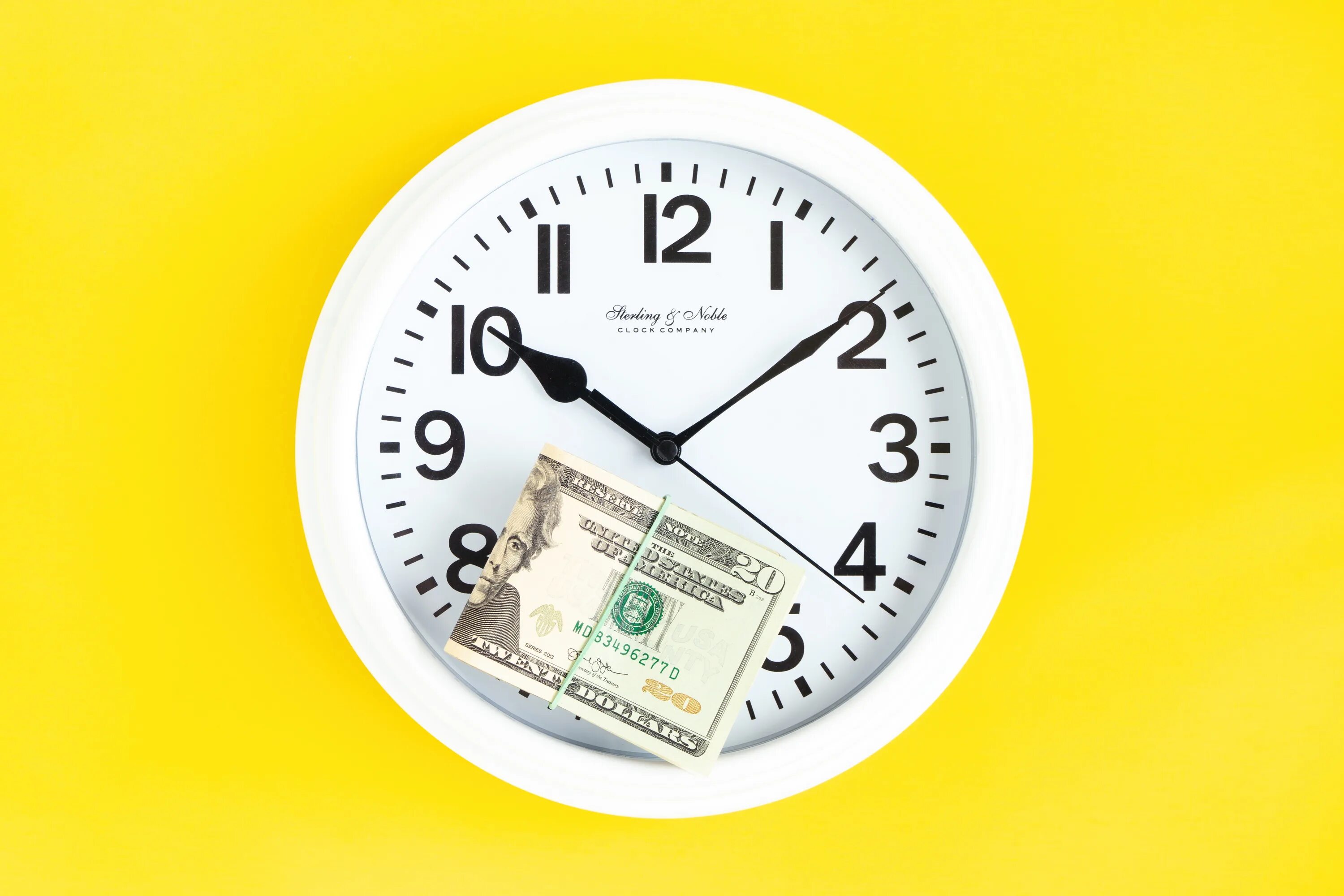 Часы и деньги. Время - деньги. Экономия времени и денег. Фон время деньги.