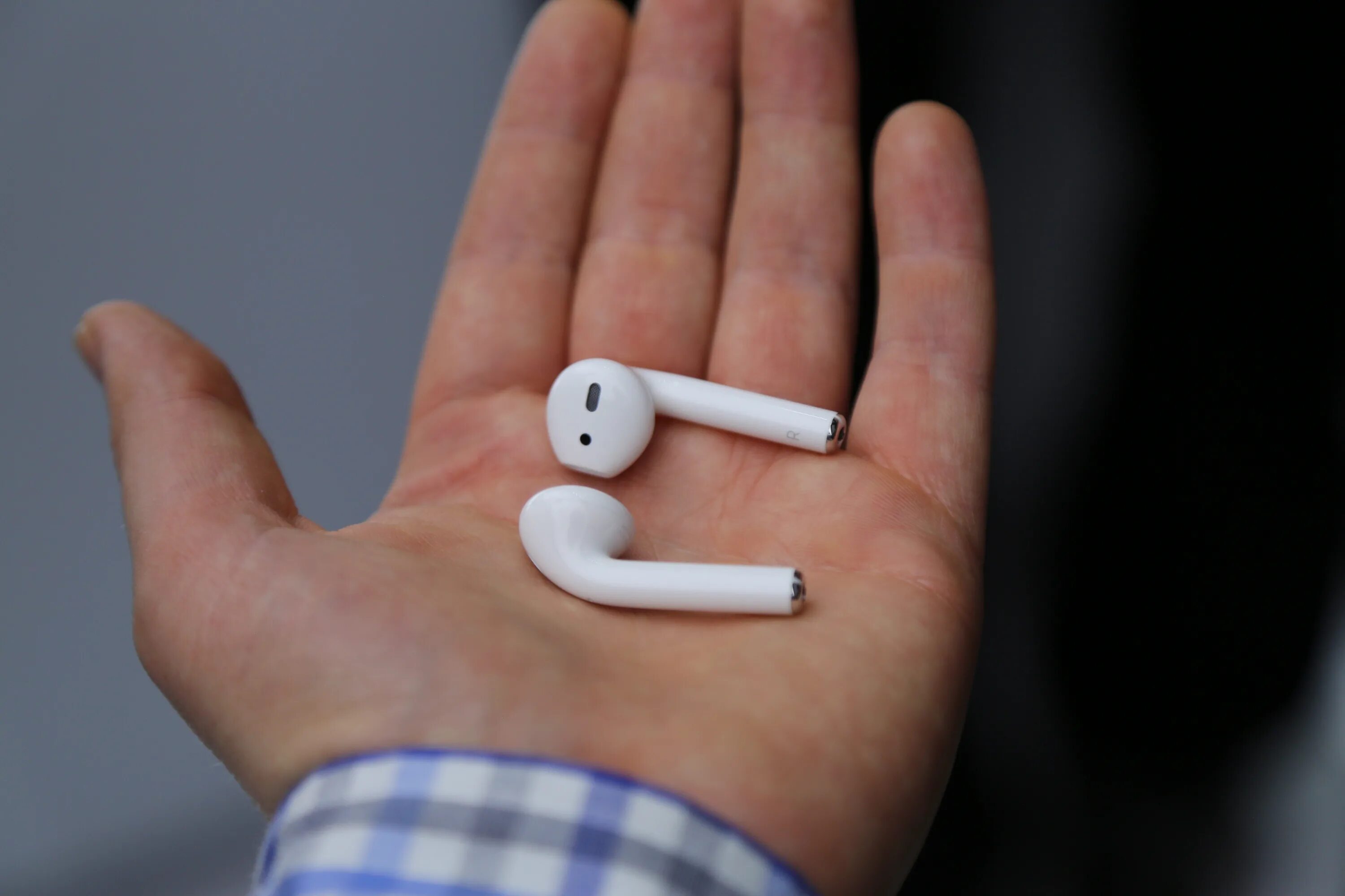 Беспроводные наушники аирподс 12. Наушники Apple AIRPODS белый. AIRPODS 2016. Apple AIRPODS 2019 комплект.