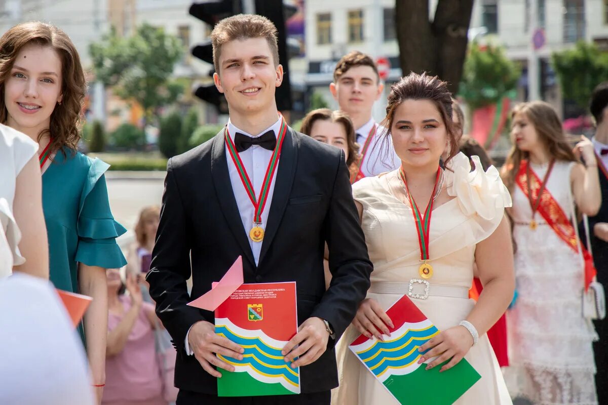 Выпускники школ россия. Выпускник медалист. Выпускной в школе. Выпускной бал в школе. Выпускники школы.