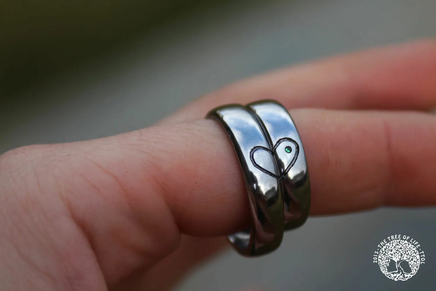 Кольцо чугунное купить. Кольцо из чугуна. Чугунный перстень. Перстень из чугуна. Кольцо из чугуна на палец.