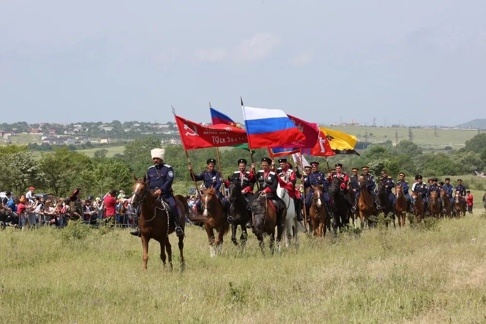 Ростовская область донские казаки. Донские казаки Ростовская область. Донское казачье войско. Конный поход Казаков Новочеркасска 6 мая НПИ. Казачья станица Черноярская Астраханская область.