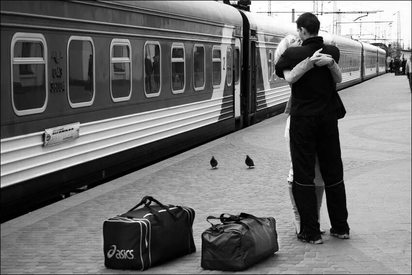 Друг уезжает песня. Встреча на вокзале. Парень на вокзале. Прощание на вокзале. Люди на перроне.