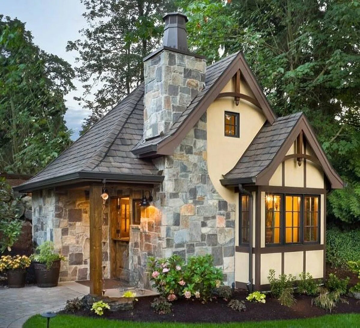 Дача дома камень. Красивый уютный домик. Небольшой домик. Красивые коттеджи. Красивые дачные домики.