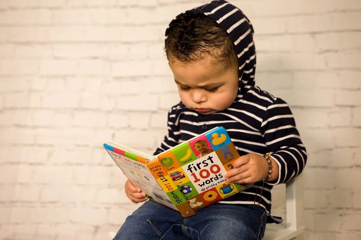 Читать малышам 4 года. Дети Билингвы. Книги для детей. Дети читают. Ребенок читает книгу.