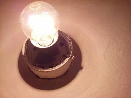 На цоколе электрической лампочки