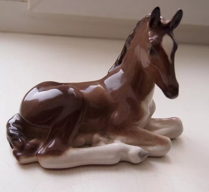 Конь лфз с золотой гривой. Лошадь фарфор. Фарфоровая статуэтка лошадь. Статуэтка ифз жеребёнок. Делфтский фарфор лошадка.