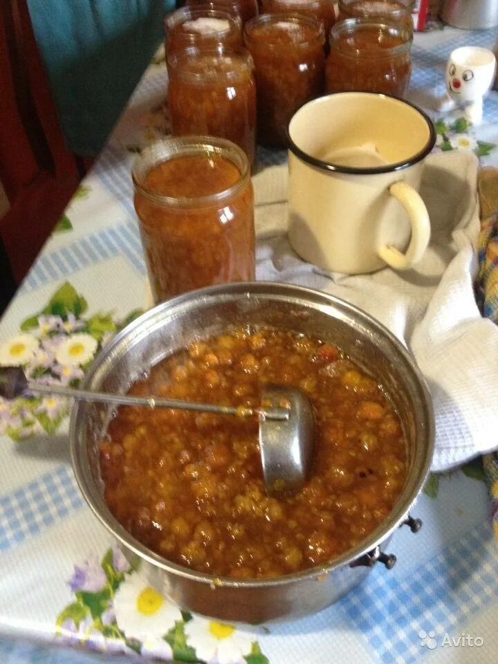 Морошка на зиму без варки рецепты. Морошковое варенье. варенье из морошки. варенье из морошки на зиму. варенье пятиминутка с морошки.