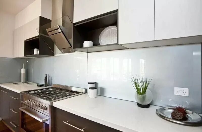 скинали лакобель. прозрачный стеклянный фартук для кухни. стеклянный однотонный матовый фартук. кухонный фартук стекло. стекло на фартук для кухни.