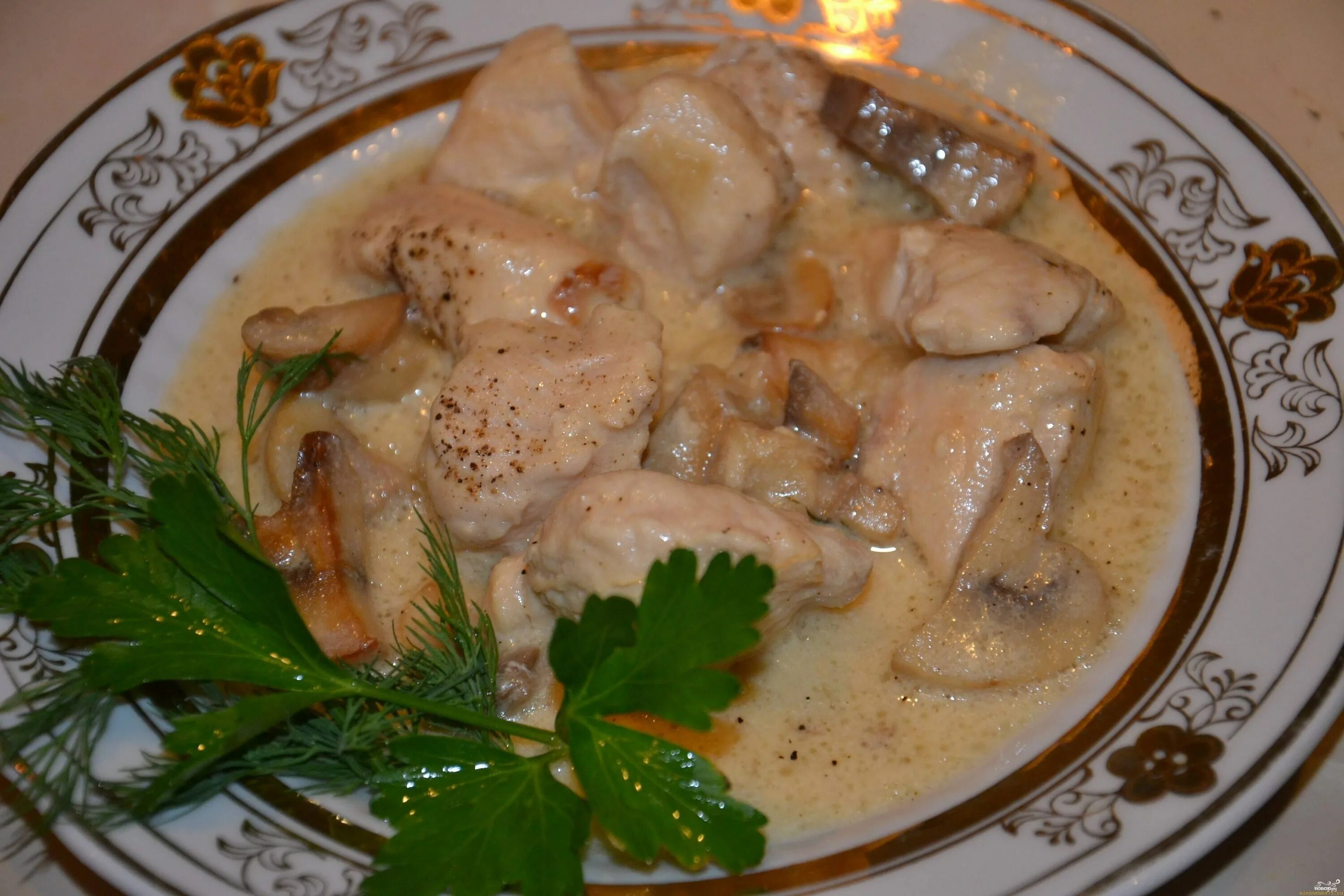 Курица в сметане калории. Курица с грибами в сметанном соусе. куриное филе тушёное с грибами. курица тушеная с грибами. тушеные курица шампиньоны.