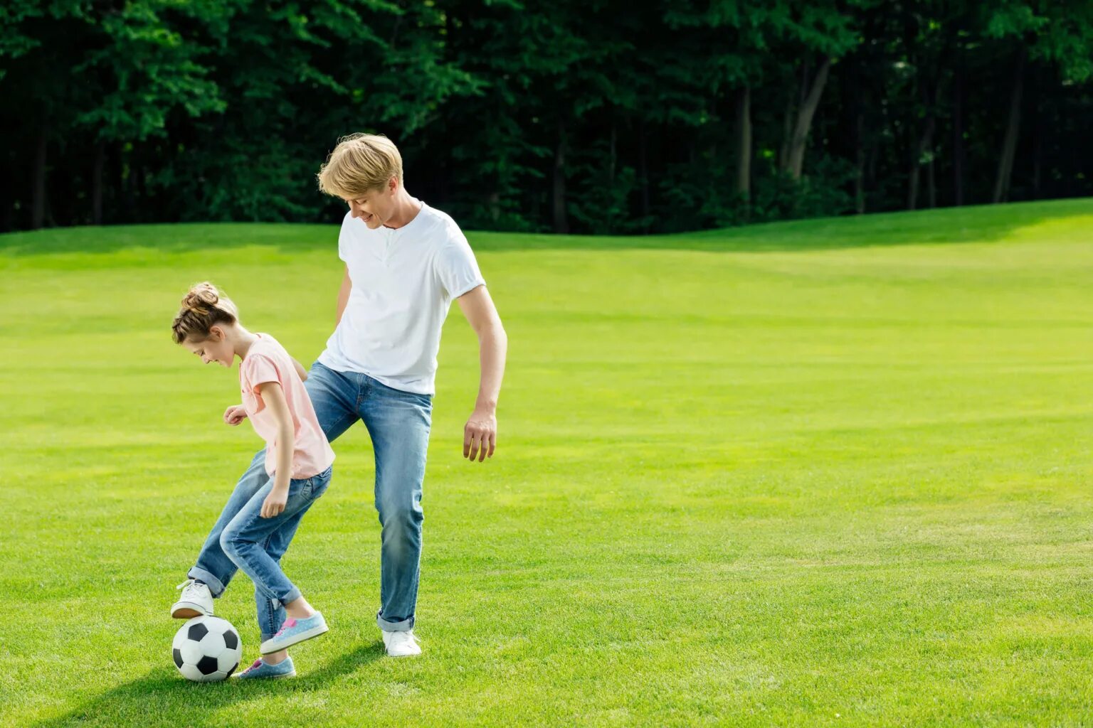 Папа с дочкой футбол. Папа играет с дочкой. Фото папа с дочкой играет в футбол. Папы играют в футбол