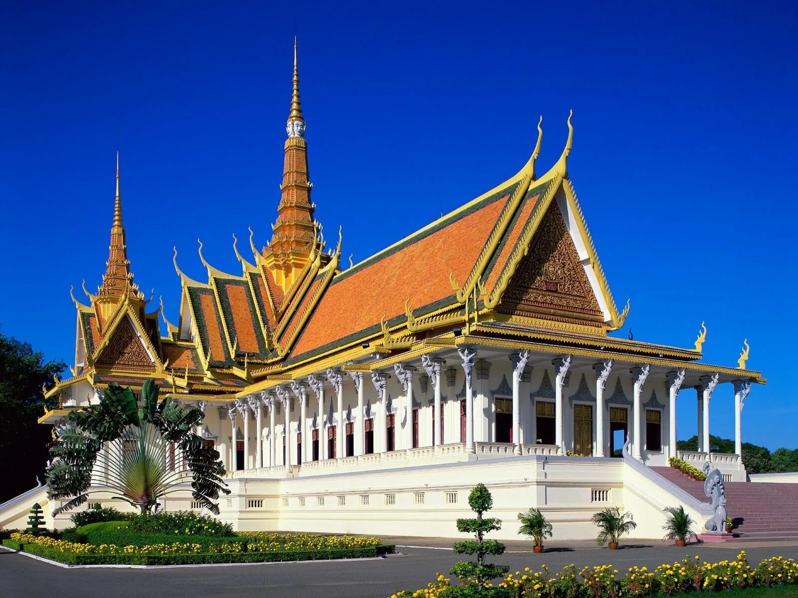 Build a temple. Королевский дворец в Пномпене. Королевский дворец в Пномпене Камбоджа. Королевский дворец в Пномпене Пномпень. Храм ват-Пном в Пномпене.