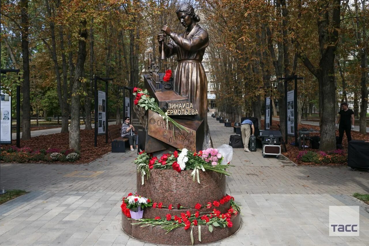 Памятник ермольевой в ростове. Памятник зинаиде ермольевой в ростове. памятник ермольевой в ростове-на-дону.