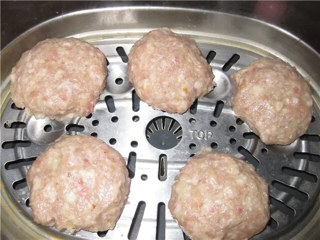 куриные котлеты в мантоварке. паровые котлеты в мантышнице. куриные котлеты в мантоварке. покупные котлеты на пару в мультиварке. куриные котлеты в мантоварке.