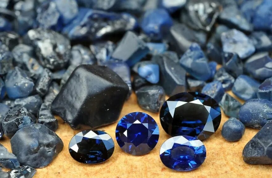 Сафир камень царица. Топаз корунд алмаз. Синий сапфир камень. Драгоценные камни сафир. Сапфир камень оттенки.