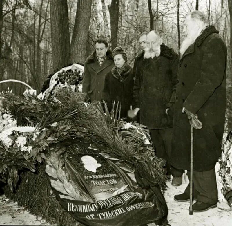 Где похоронен л