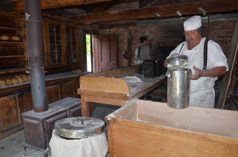 Деревня пекарня. Деревенская пекарня. Хлебопекарня в деревне. Старые пекарни в деревне. Старая деревенская пекарня внутри.