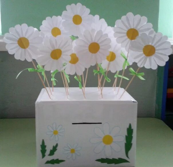 День цветов в детском саду. Ромашка из бросового материала. Акция белый цветок поделки. Акция белый цветок. День благотворительности белый цветок.