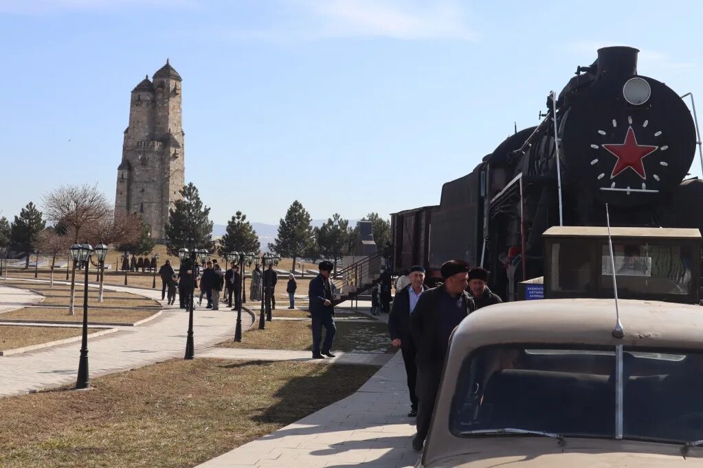 Депортация ингушей 1944 год. Мемориал памяти и славы Назрань. Памятник жертвам депортации Ингушетия. Мемориал жертвам депортации 1944 года Грозный. Депортация ингушского народа 23.