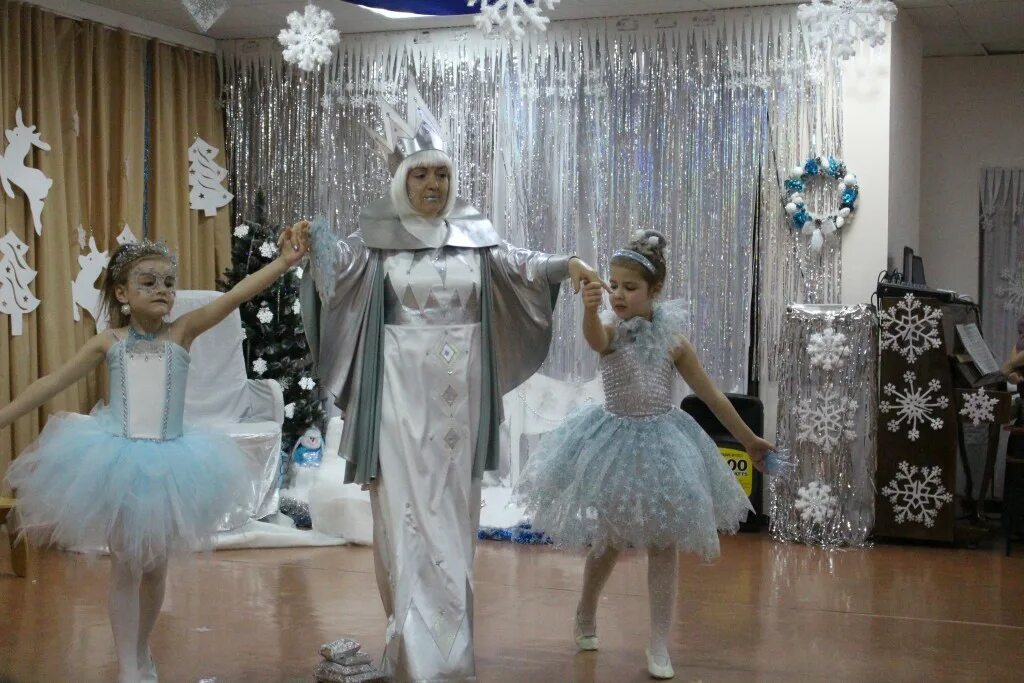 снежная королева фотозона для детсада. утренник в детском саду новый год снежная королева. образ снежной королевы на утренник. снежная королева утренник. снежная королева на утреннике в детском саду.