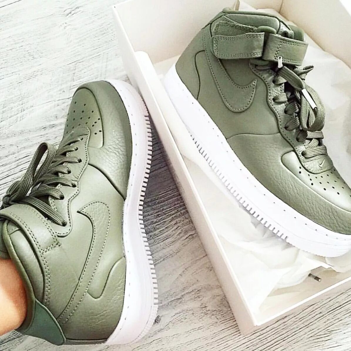 Nike Air Force 2017. Найк АИР Форс зеленые. Кроссовки найк АИР Форс зеленые. Nike Air Force 1 Green женские.