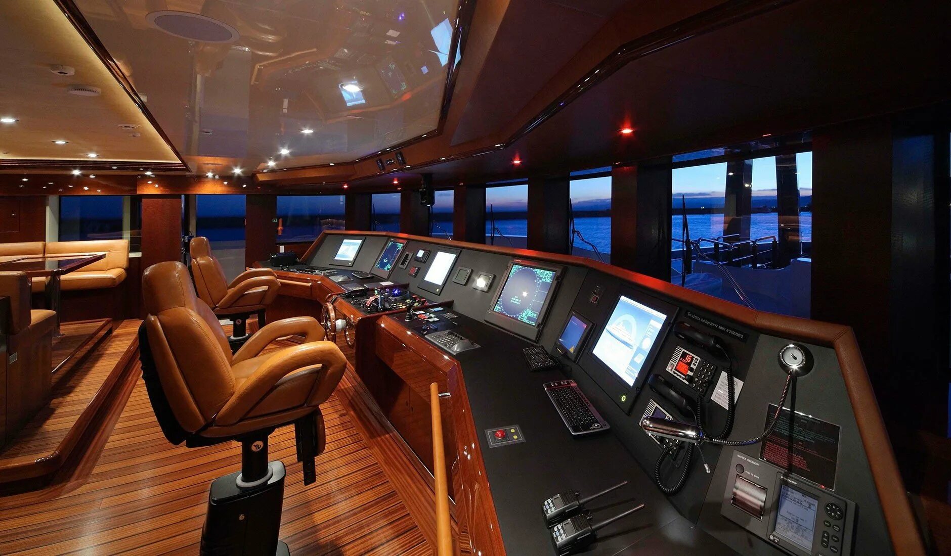 Капитанский мостик на корабле. Юрий кучиев капитан атомохода арктика. Андрей вилькицкий ледокол. Капитанский мостик wh40k. Капитан круизного корабля.